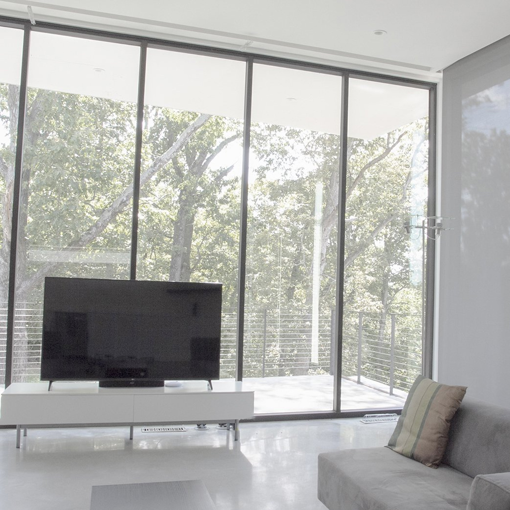 smart-shades_automatic-window-shades_roller-shade-lifestyle-modern-home